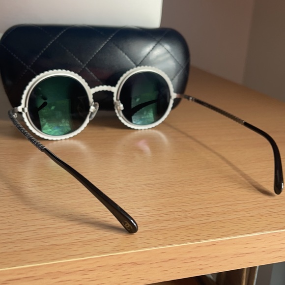 Chanel Silver/gray pearl rare round runaway 71138 L0844 - Picture 5 of 17